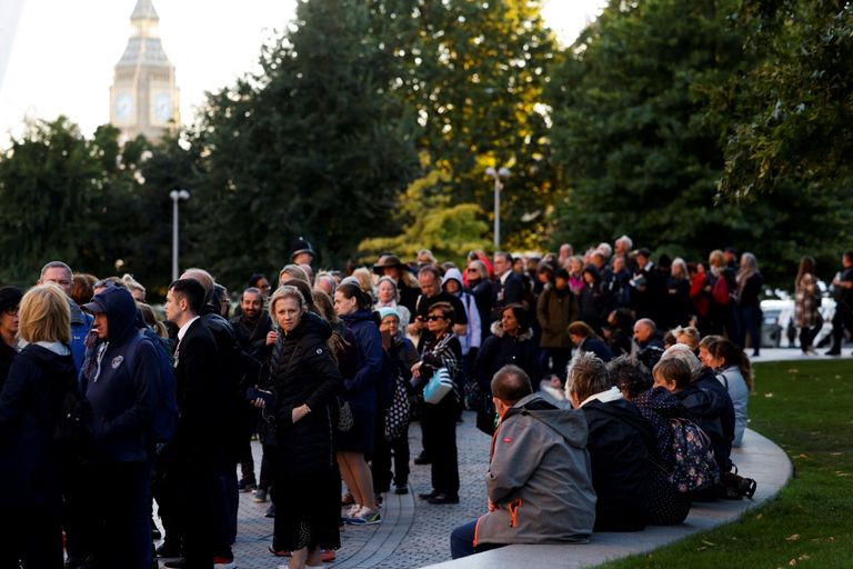 بريطانيون ينتظرون في حدائق اليوبيل لوداع الملكة