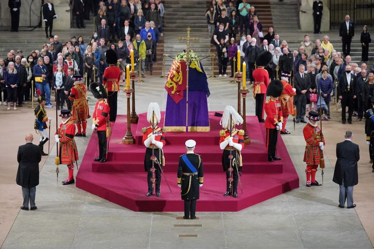 بريطانيون ينتظرون في حدائق اليوبيل لوداع الملكة