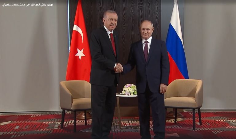 الرئيس الروسي فلاديمير بوتين يصافح نظيره التركي رجب أردوغان سلاح الروبل يعزز مكاسب روسيا