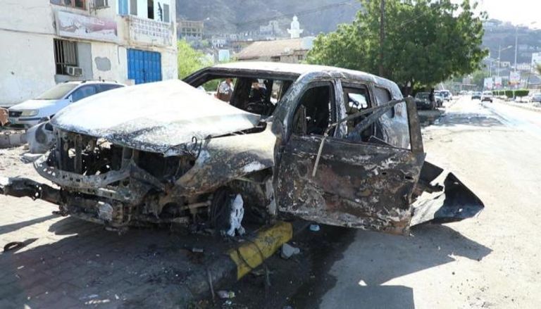 سيارة محافظ عدن بعد نجاته من هجوم إرهابي بسيارة مفخخة العام الماضي