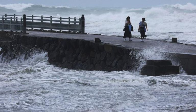 إعصار نانمادول العملاق يجتاح جزيرة كيوشو اليابانية