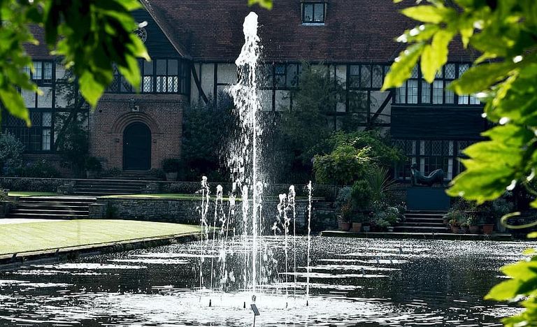 حديقة ويسلي أحد أجمل الحدائق في بريطانيا