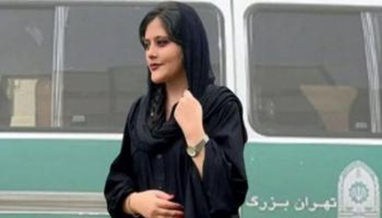 مهسا أميني برفقة إحدى صديقاتها