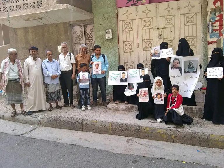 جانب من الوقفة الاحتجاجية لذوي المختفين قسريا بتعز