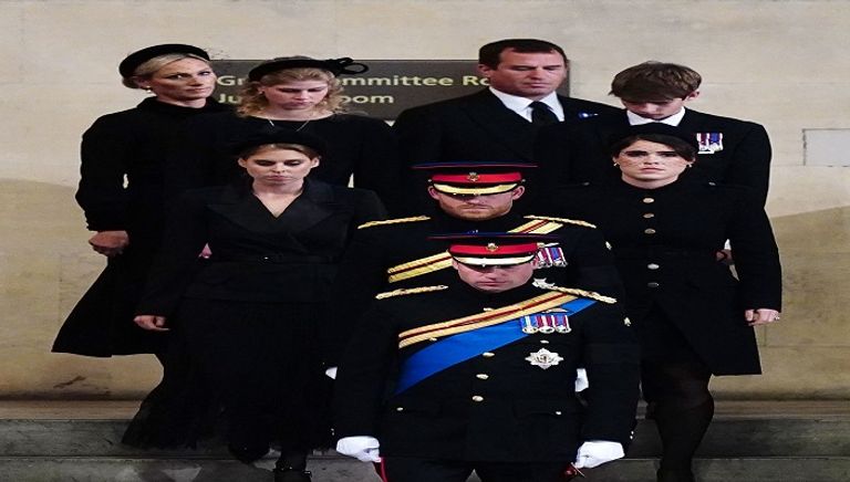 جانب من الوقفة الصامتة للأميرين ويليام وهاري أمام نعش الملكة