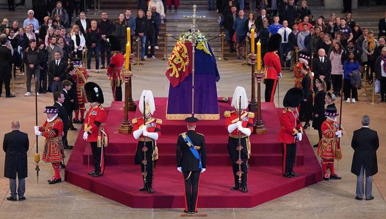 جانب من الوقفة الصامتة للأميرين ويليام وهاري أمام نعش الملكة