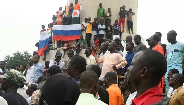 المتظاهرون بالنيجر يرفعون العلم الروسي