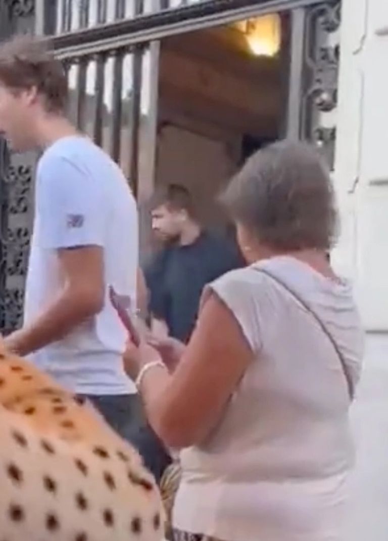 بيكيه أثناء الخروج من المبنى جيرارد بيكيه وشاكيرا