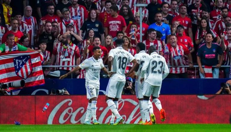 من مباراة أتلتيكو مدريد ضد ريال مدريد أنشيلوتي مدرب ريال مدريد مع سيميوني