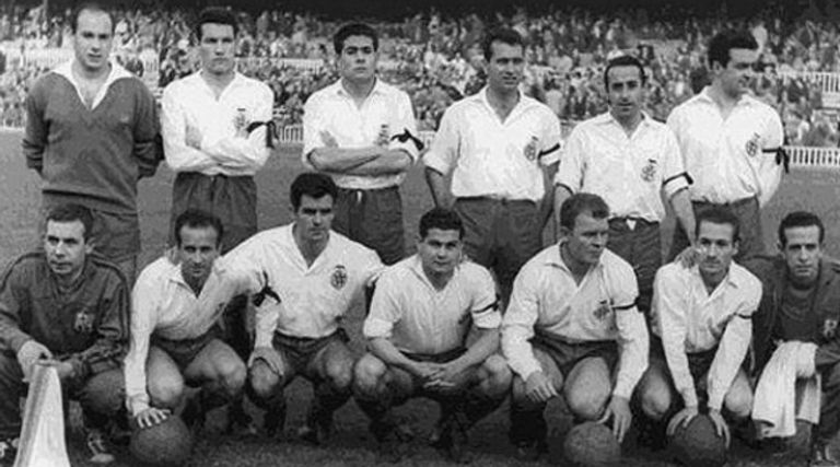 زي برشلونة الأبيض في الخمسينيات