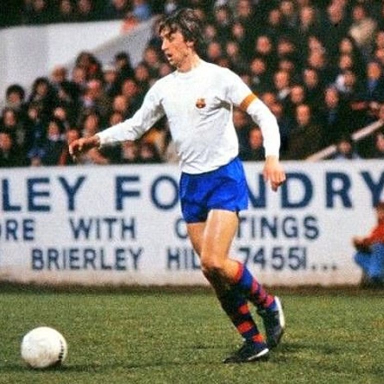 يوهان كرويف بالزي الأبيض للبارسا