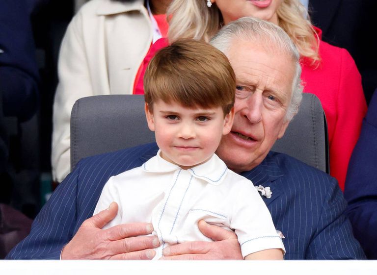 الأمير لويس إلى جانب الملكة الراحلة