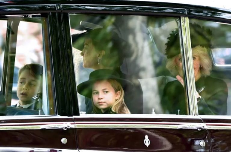 الأمير لويس إلى جانب الملكة الراحلة