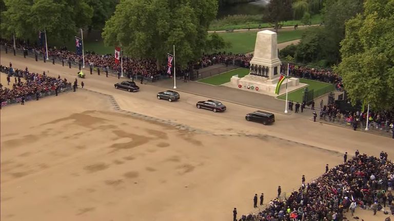 نعش المكلة إليزابيث محمولا على عربة مدفع