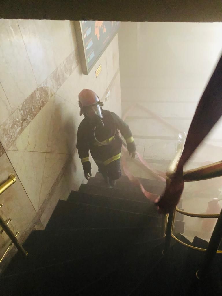 جهود إخماد حريق فندق وسط كربلاء