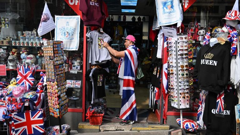 صورة لملكة بريطانيا إليزابيث الثانية معلقة في سوق سبيتالفيلدز في شرق لندن