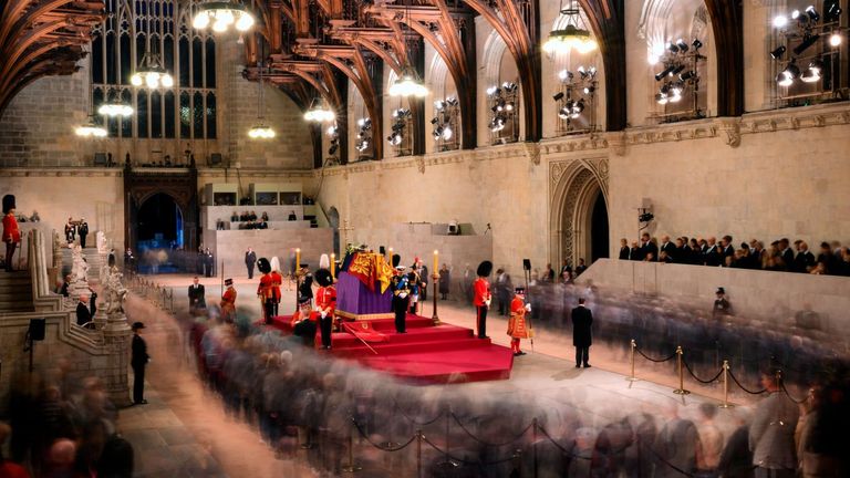 صورة لملكة بريطانيا إليزابيث الثانية معلقة في سوق سبيتالفيلدز في شرق لندن