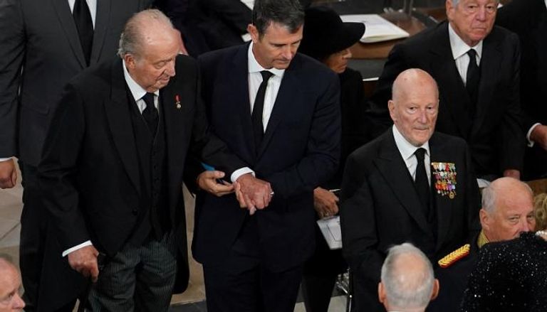 العاهل الإسبانى السابق خوان كارلوس في جنازة إليزابيث- رويترز