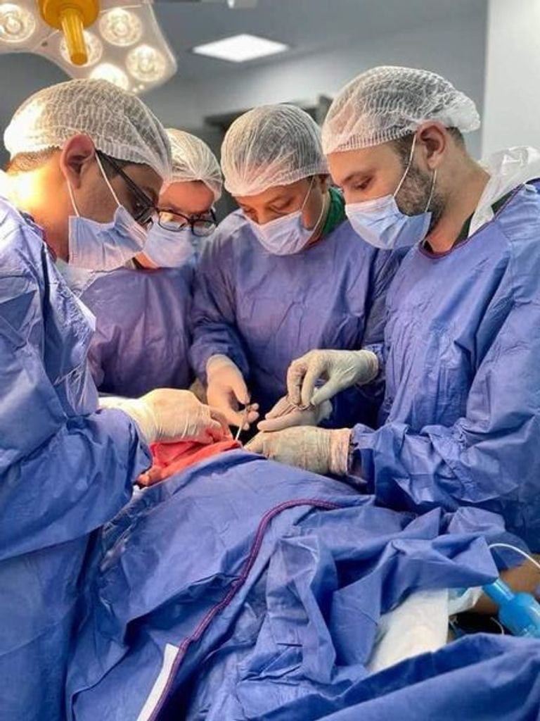 مقود الدراجة بعد استخراجه من بطن الطفل