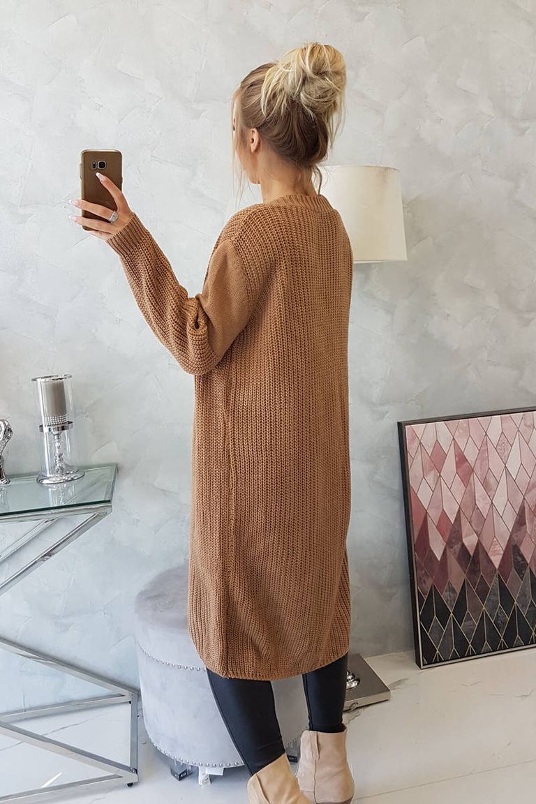 يمنح الكارديجان الجملي المرأة إطلالة دافئة