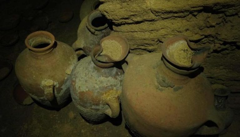قطع فخارية مكتشفة بالمدفن