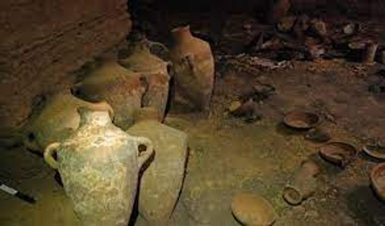 قطع فخارية مكتشفة بالمدفن