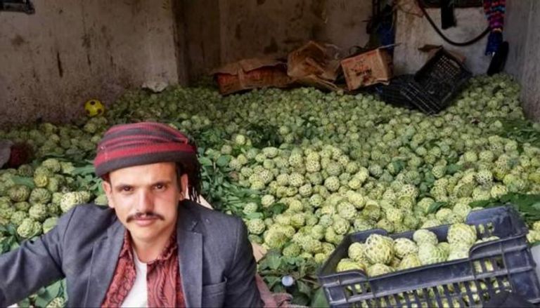 تاجر يمني يبيع الخرمش
