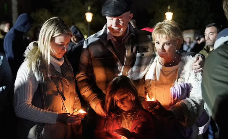 البريطانيون يحتشدون تكريما للملكة مساء أمس