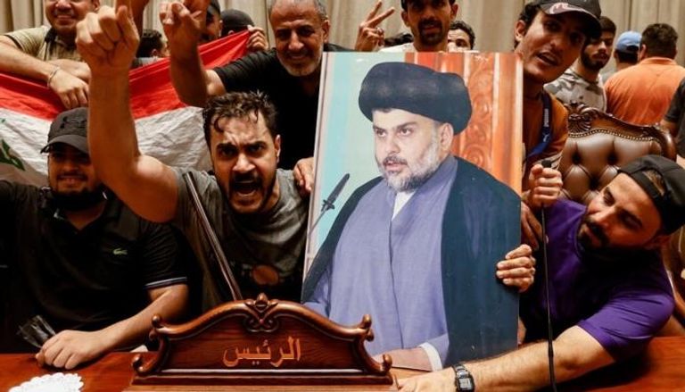 أنصار الصدر خلال اقتحامهم البرلمان العراقي