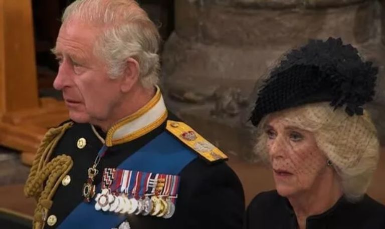 الأمير أندرو خلال مراسم تشييع والدته