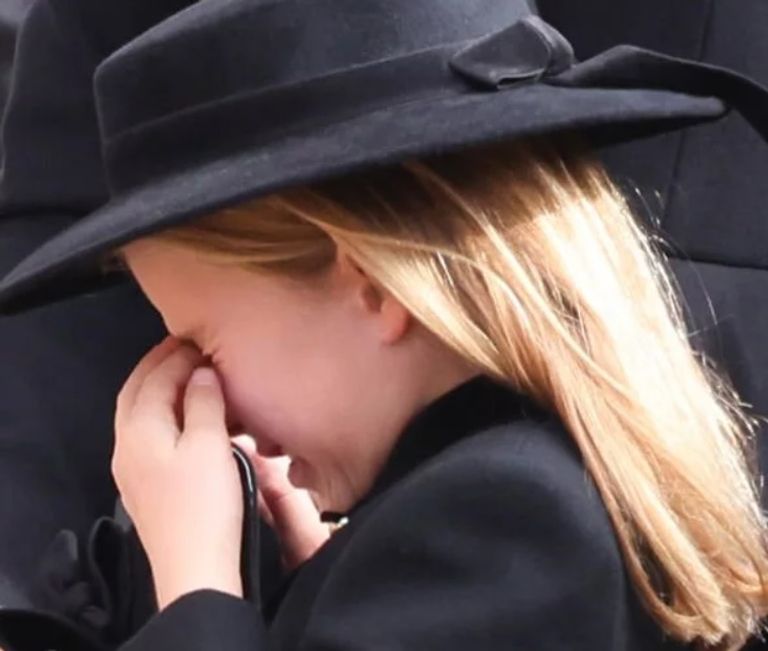 الأمير أندرو خلال مراسم تشييع والدته