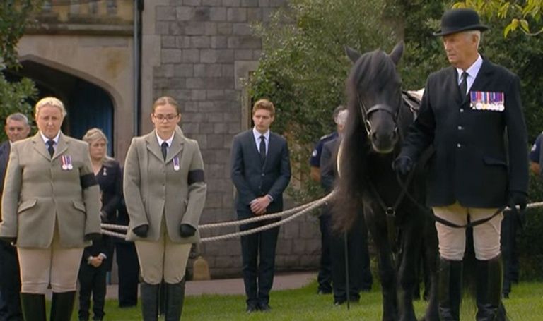 المهر إيما يتابع جنازة الملكة إليزابيث