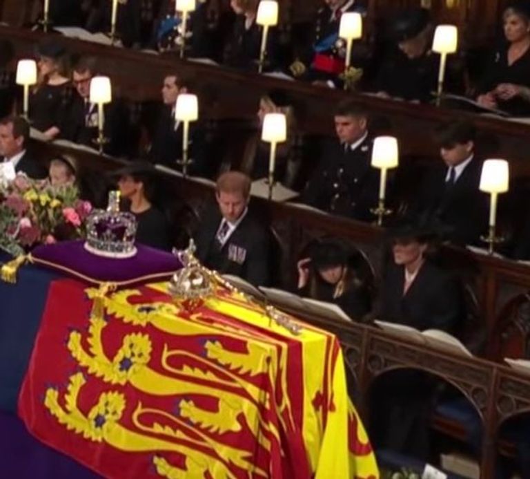 الأميرة شارلوت وشقيقها ووالدتهما