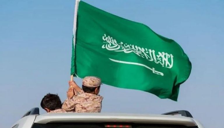 طفل سعودي يحمل علم المملكة في اليوم الوطني السعودي- أرشيفية