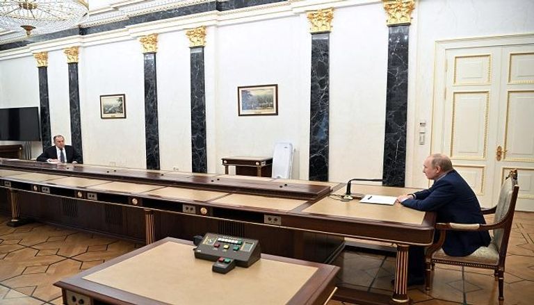 الرئيس الروسي فلاديمير بوتين على بعد أمتار من السفراء الجدد - الروسية