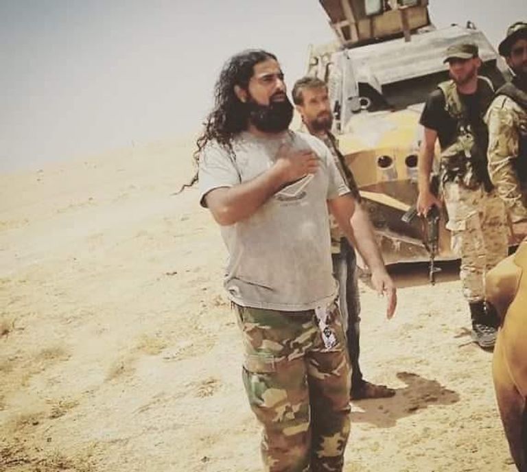 سيارة مقاتل ليبي بأحد الميادين