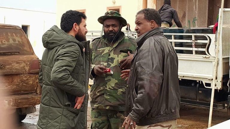 سيارة مقاتل ليبي بأحد الميادين