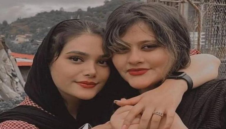 مهسا أميني برفقة إحدى صديقاتها جوزيب بوريل مسؤول السياسة الخارجية للاتحاد الأوروبي