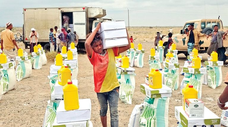 الطفل اليمني عبدالرحمن عمر رفقة والدته