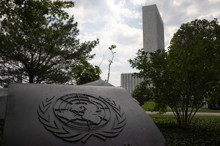 المشاركون باجتماع الجمعية العامة يقفون في صمت خلال تأبين ملكة بريطانيا