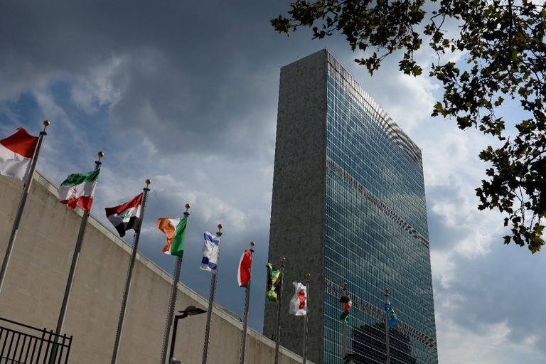 المشاركون باجتماع الجمعية العامة يقفون في صمت خلال تأبين ملكة بريطانيا