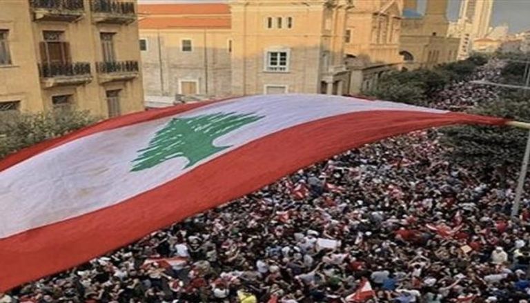 محتجون يرفعون علما ضخما للبنان في تظاهرات سابقة