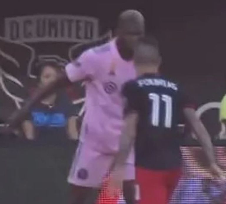 مشهد توجيه الكلمة العنصرية