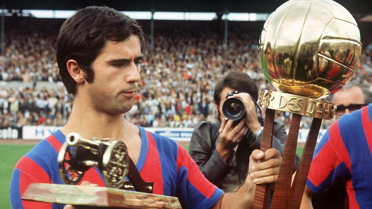 جيرد مولر روبرت ليفاندوفسكي يحمل صورة جيرد مولر