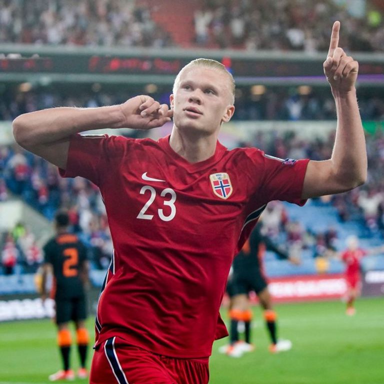 هالاند بقميص منتخب النرويج جوارديولا مع إيرلينج هالاند في مانشستر سيتي