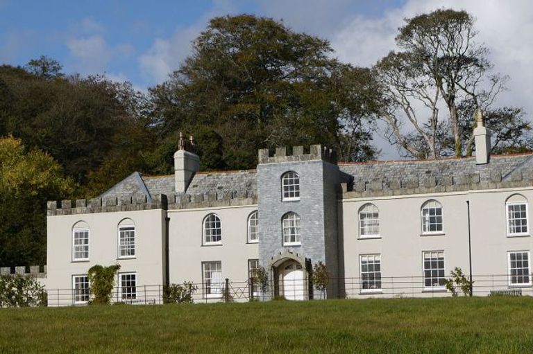 أحد القصور الملكية