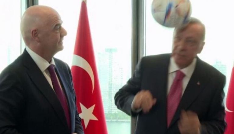 أردوغان وهو يسدد الكرة برأسه