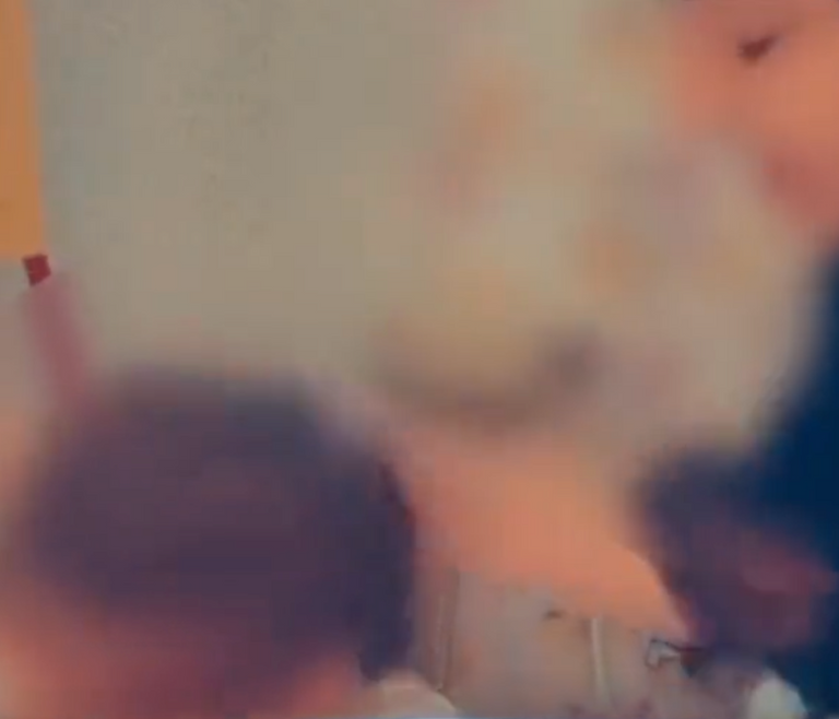 العاملة تصفع الطفلة