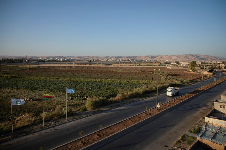 أعلام سورية وتركية على الحدود بين البلدين- رويترز