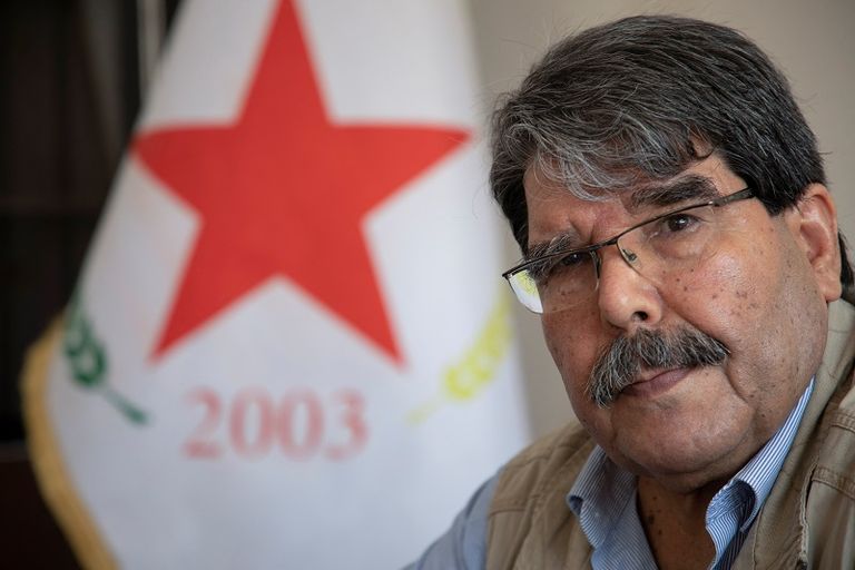 أعلام سورية وتركية على الحدود بين البلدين- رويترز